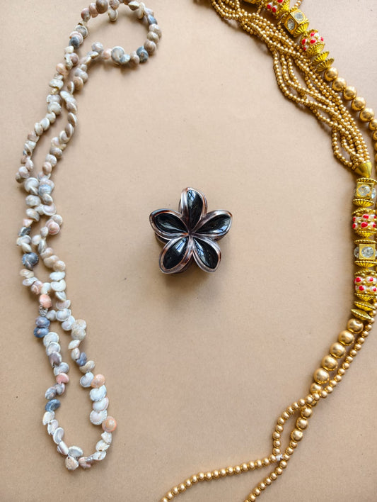 Glossy Outlined Flower Hair Claw