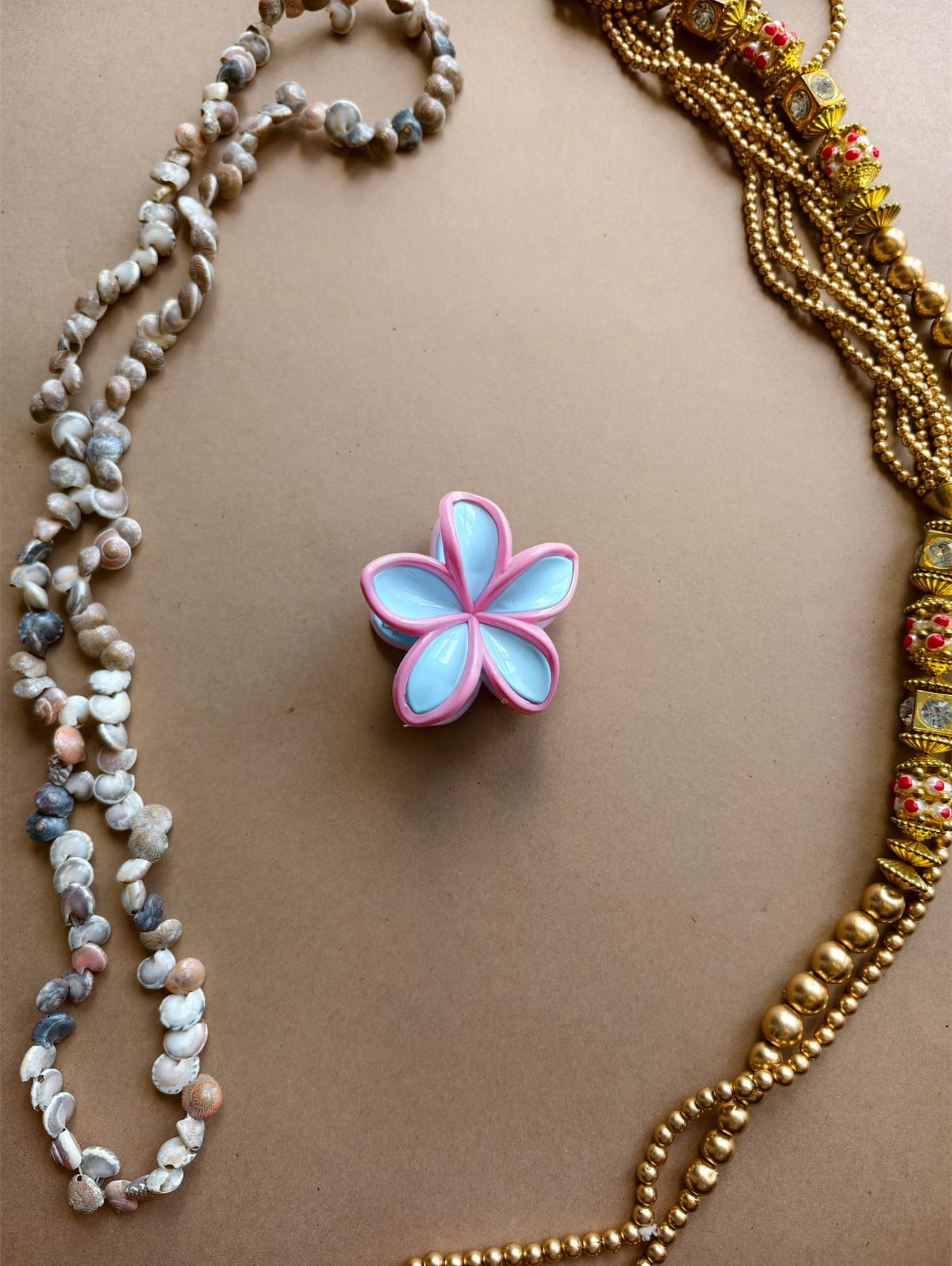 Glossy Outlined Flower Hair Claw