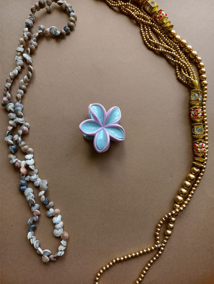 Glossy Outlined Flower Hair Claw