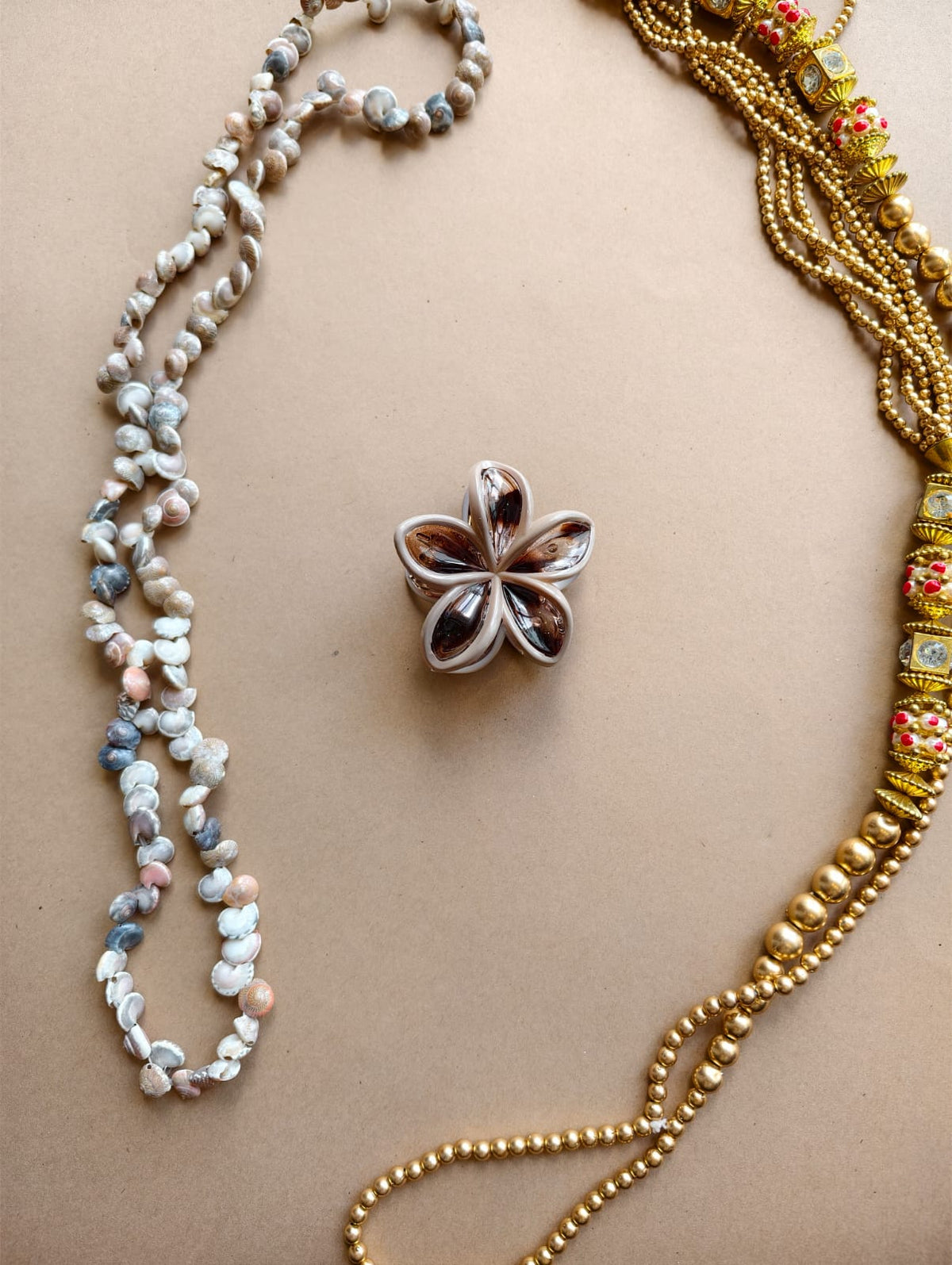 Glossy Outlined Flower Hair Claw