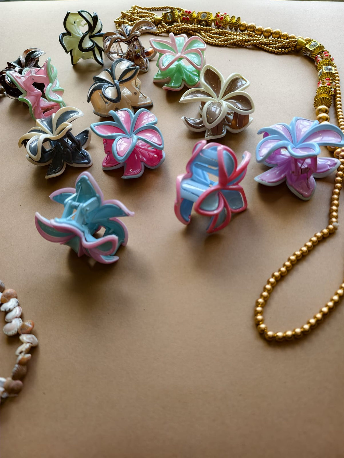 Glossy Outlined Flower Hair Claw