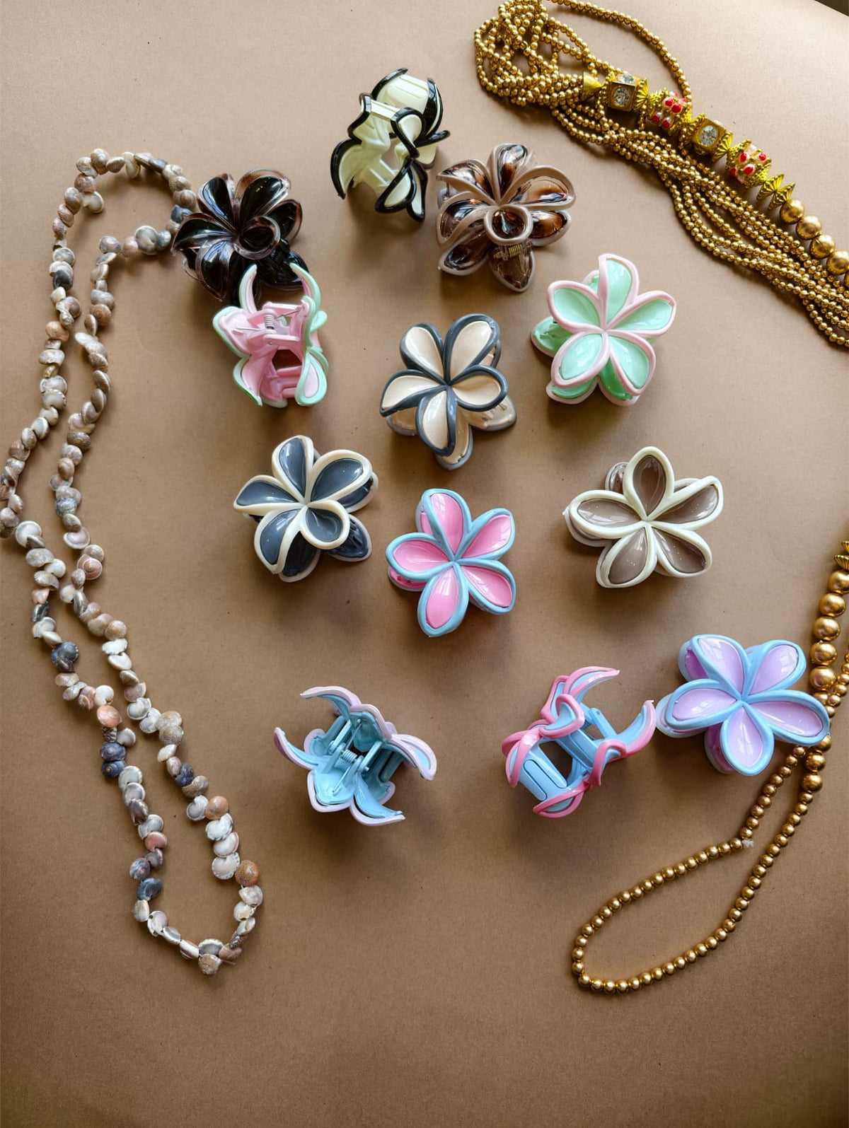 Glossy Outlined Flower Hair Claw
