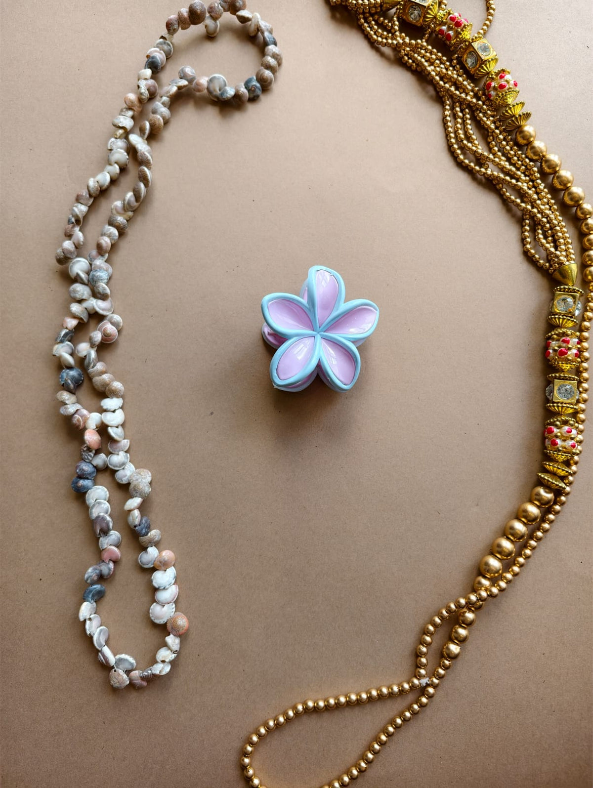 Glossy Outlined Flower Hair Claw