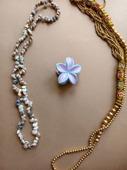 Glossy Outlined Flower Hair Claw