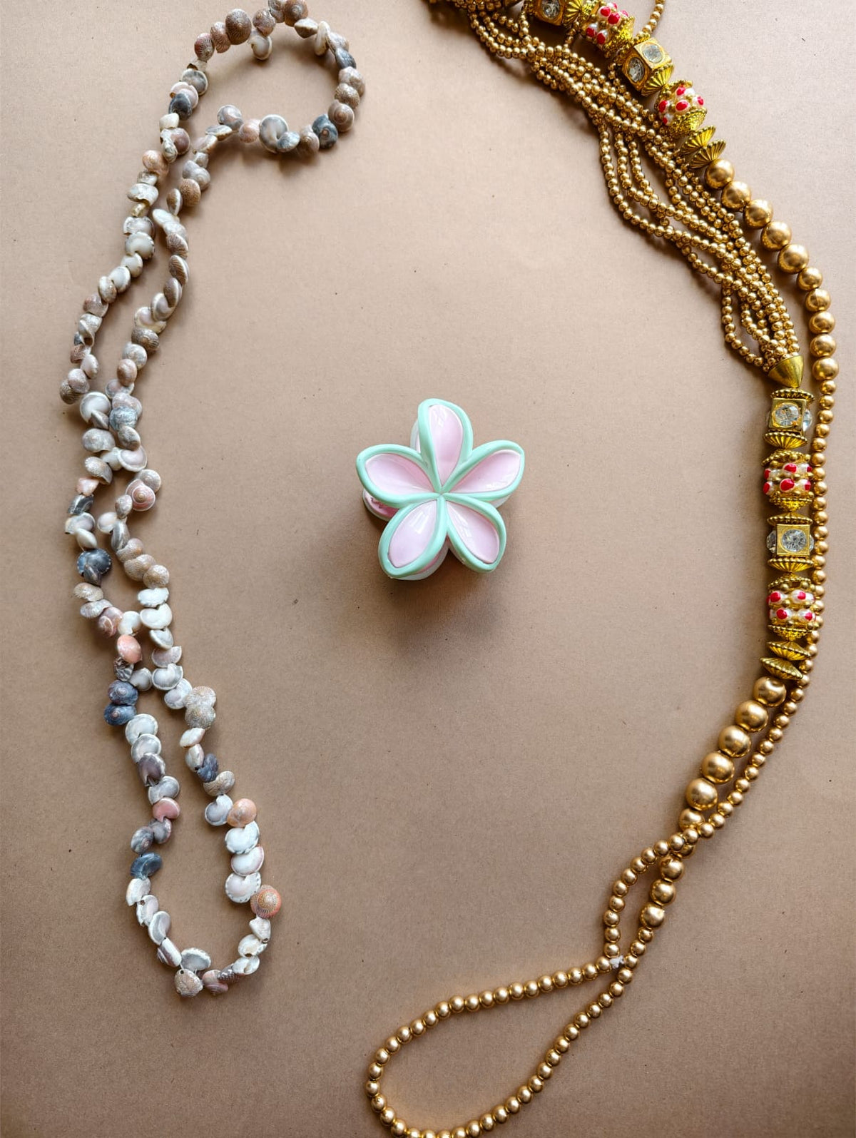 Glossy Outlined Flower Hair Claw