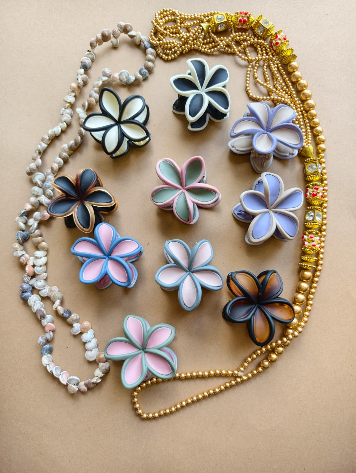 Matte Outlined Flower Hair Claw