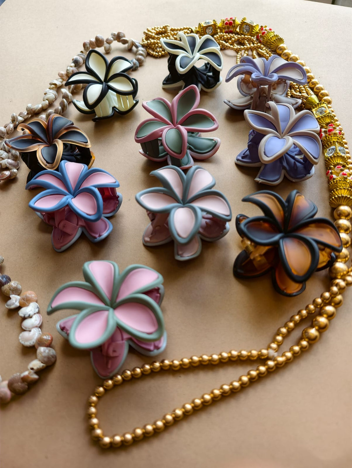 Matte Outlined Flower Hair Claw