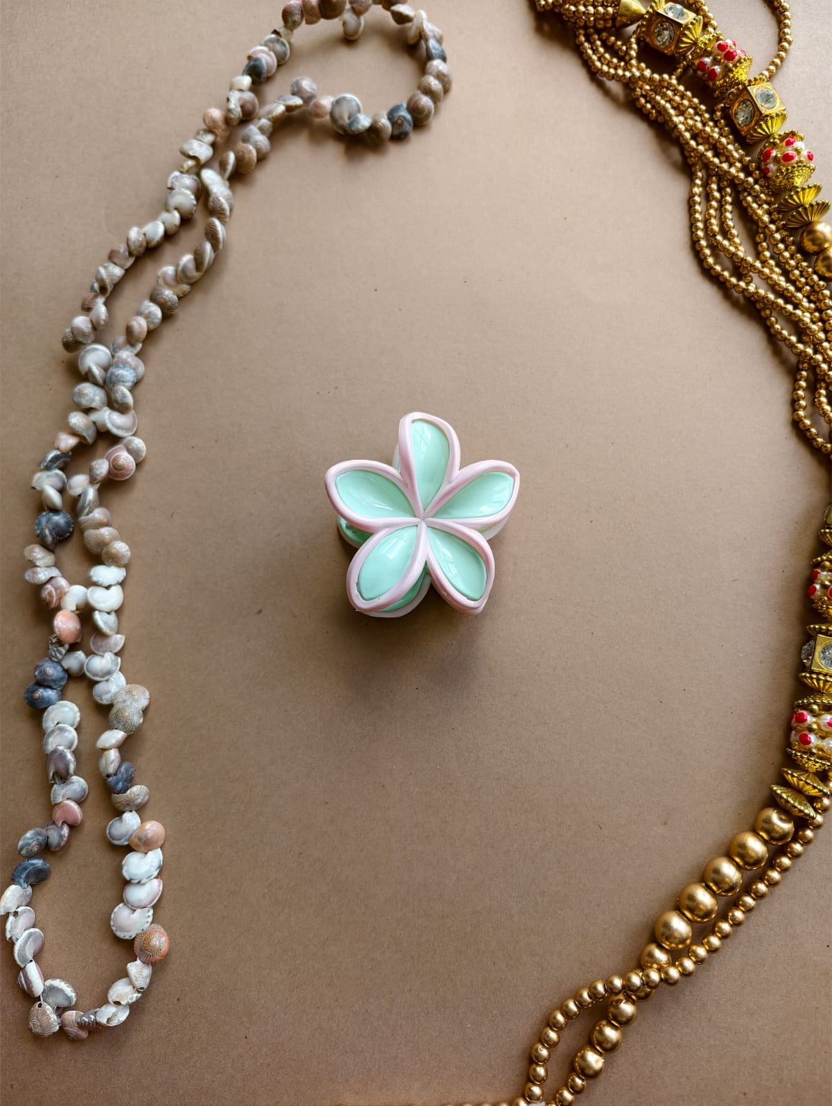 Glossy Outlined Flower Hair Claw