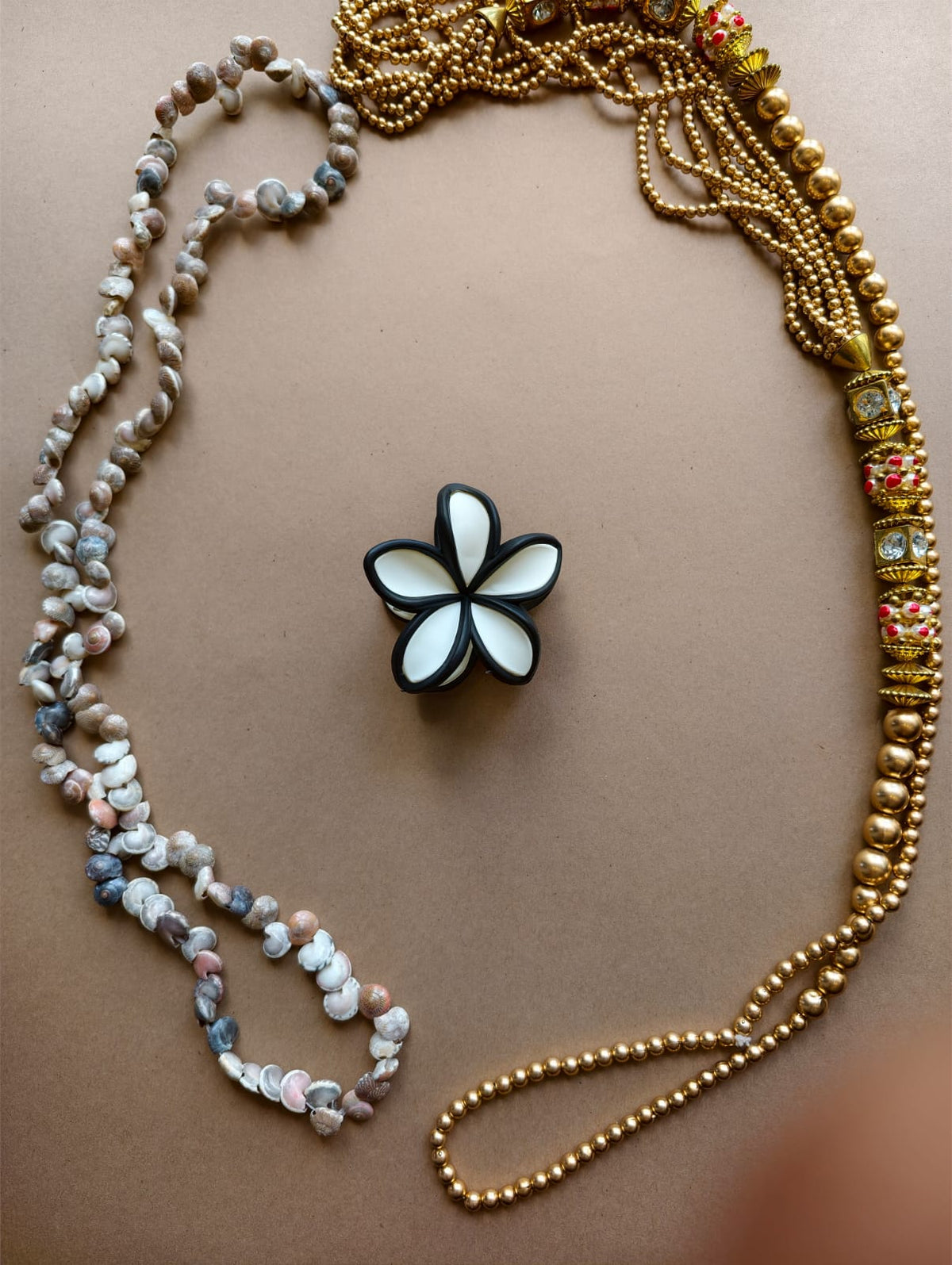 Matte Outlined Flower Hair Claw