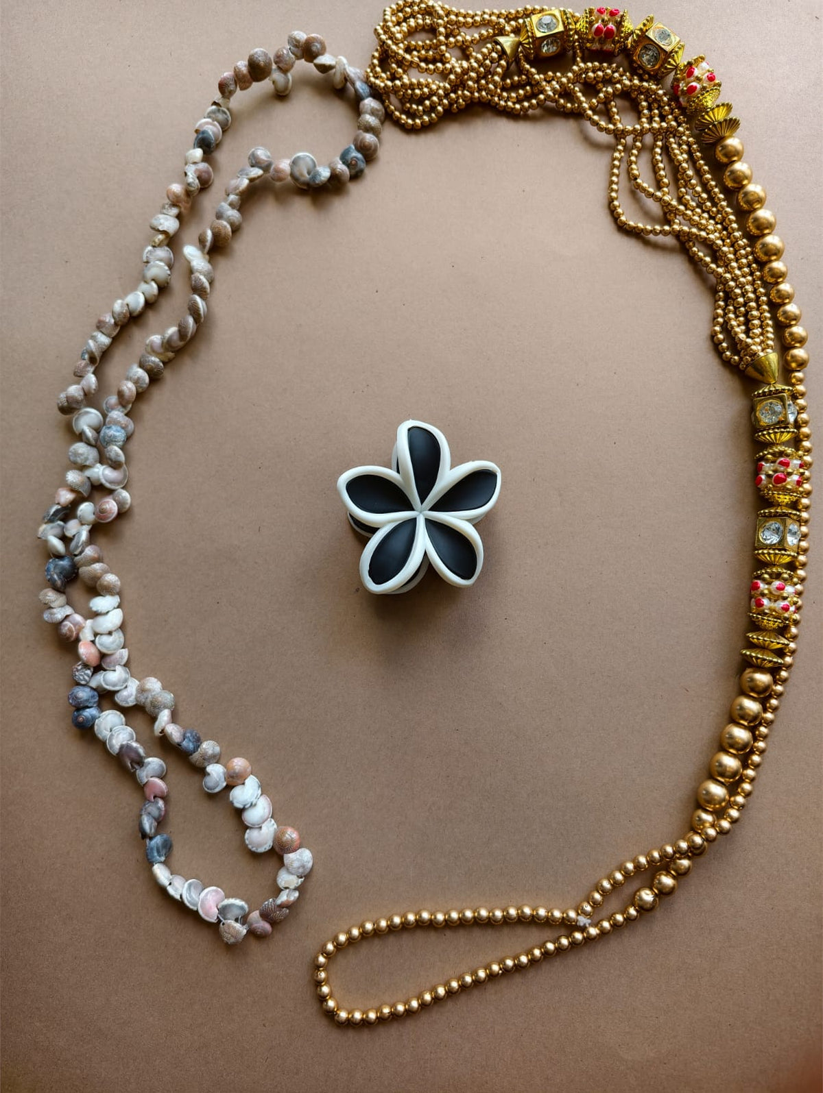 Matte Outlined Flower Hair Claw