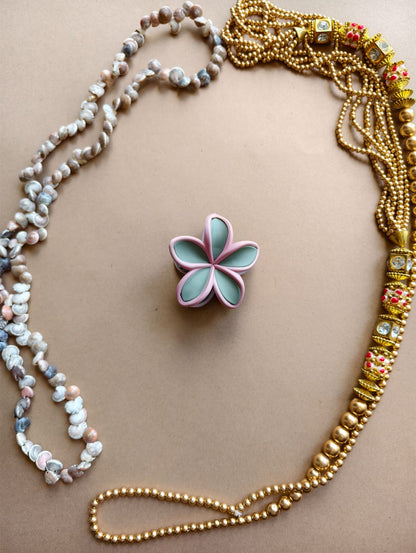 Matte Outlined Flower Hair Claw