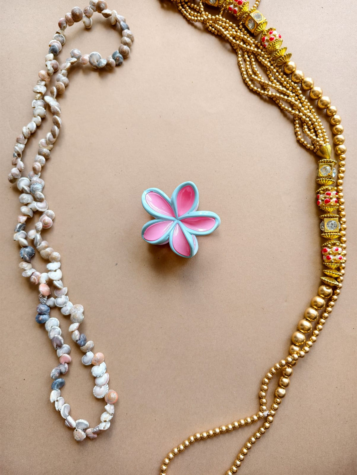 Glossy Outlined Flower Hair Claw