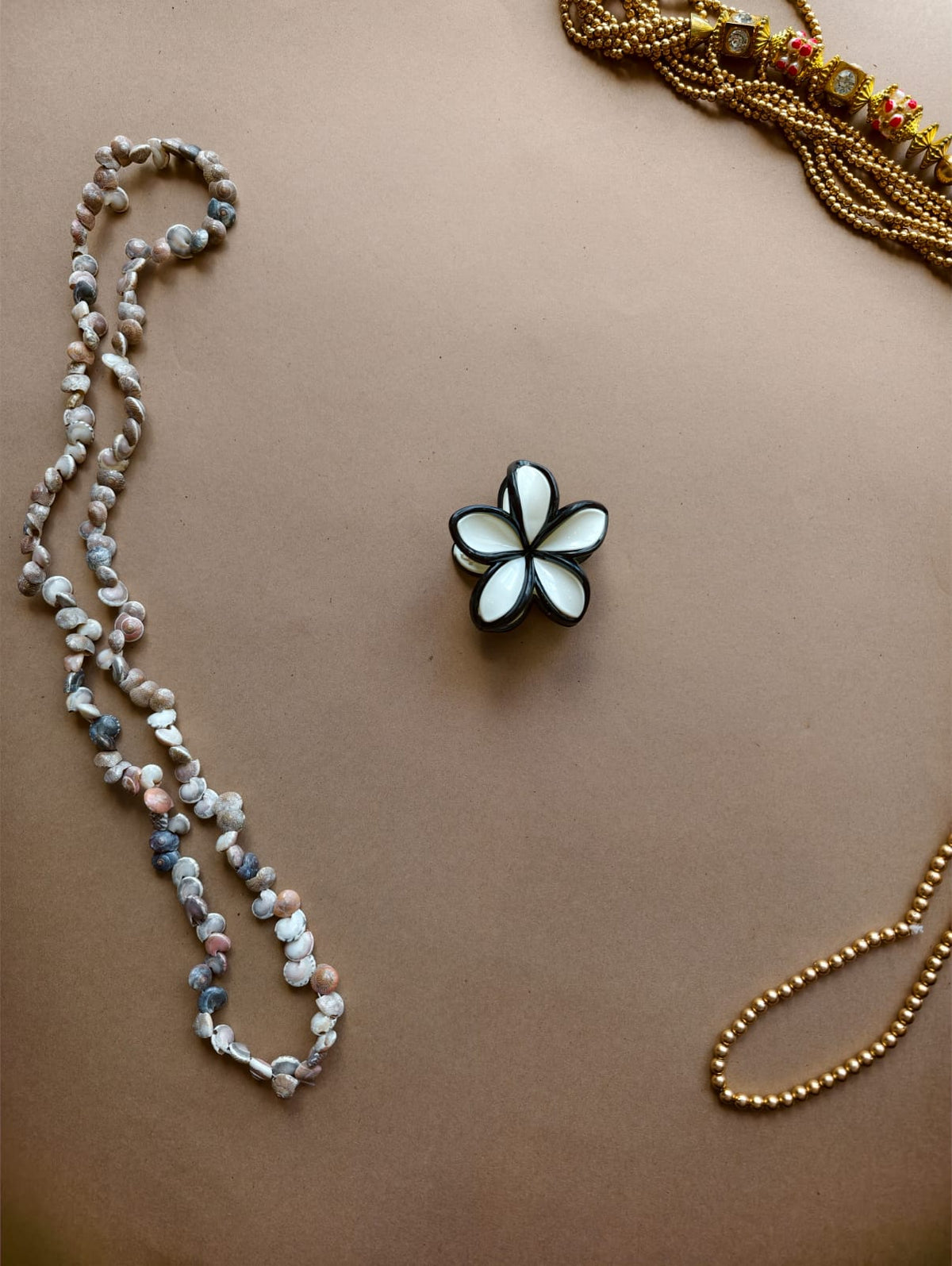Glossy Outlined Flower Hair Claw
