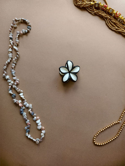 Glossy Outlined Flower Hair Claw